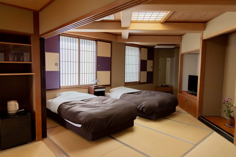 和室でのベッド組立・設置作業